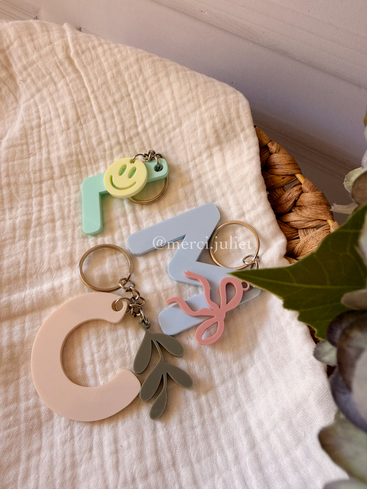 Llavero metacrilato inicial con charm